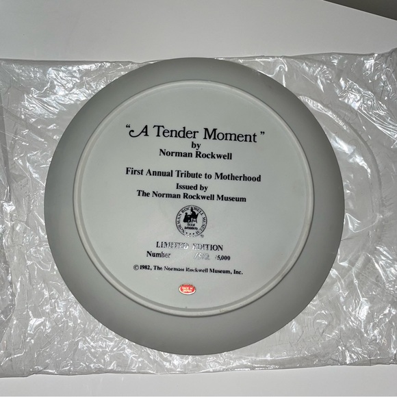 A Tender Moment Decorative Plate - Picture 5 of 6